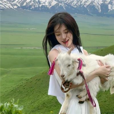 穿黄睡衣的女孩